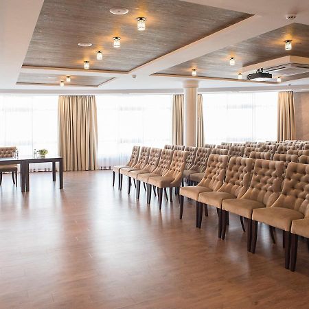Shato Hotel Chervonograd Exterior foto