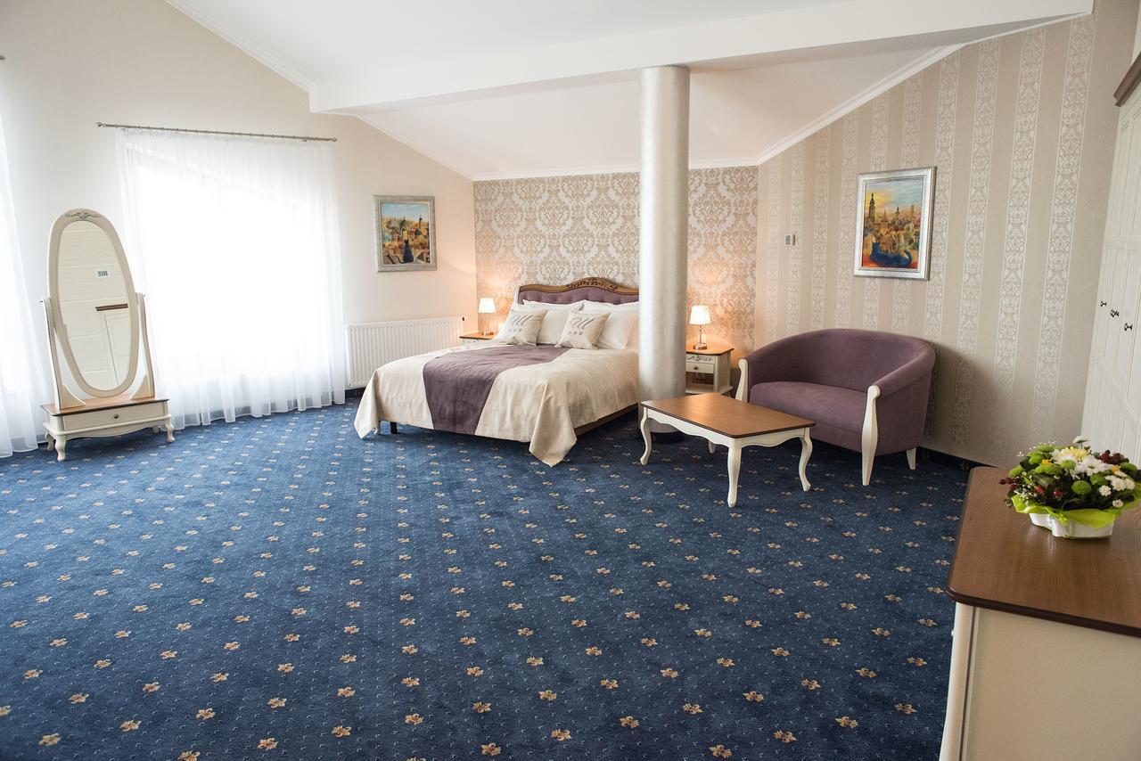 Shato Hotel Chervonograd Exterior foto