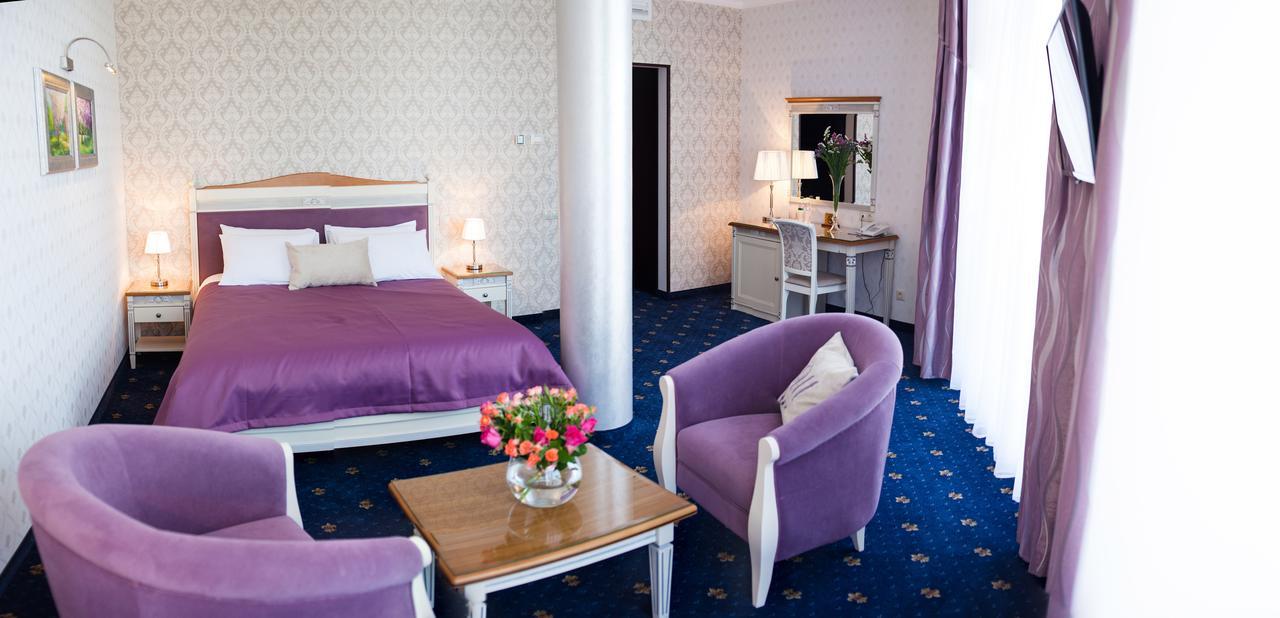 Shato Hotel Chervonograd Exterior foto