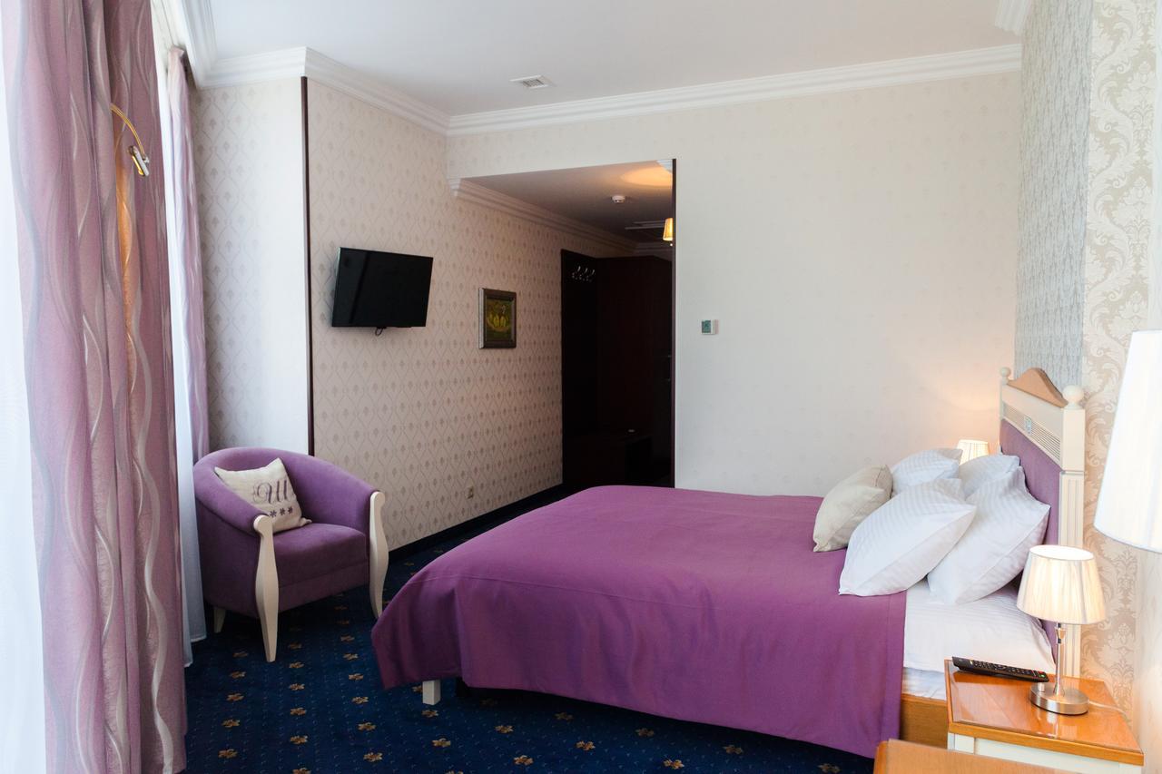 Shato Hotel Chervonograd Exterior foto