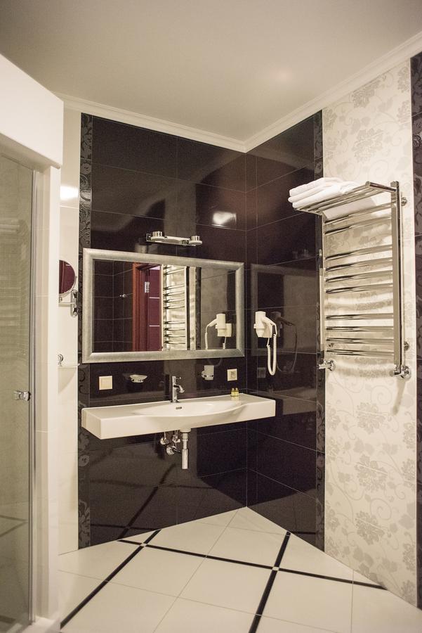 Shato Hotel Chervonograd Exterior foto