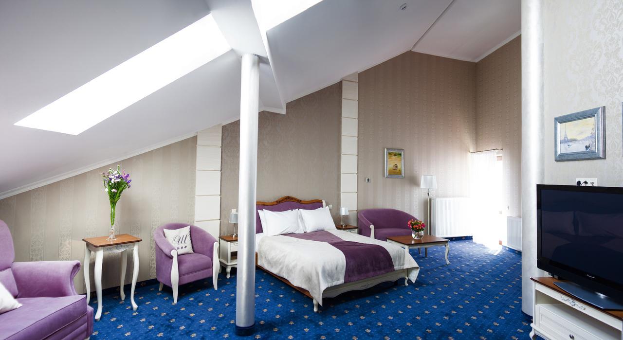 Shato Hotel Chervonograd Exterior foto